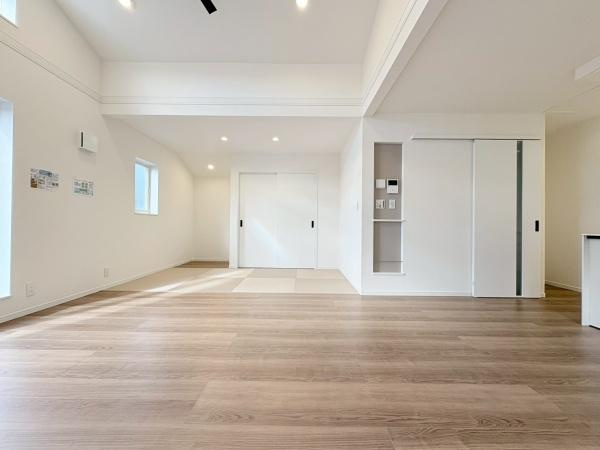 茅ヶ崎市東海岸南４丁目の新築一戸建の居間・リビング|形の綺麗なリビングダイニングはお好きな家具を配置しても、余裕がありそうです。インテリアも想像しながらご見学されると、より一層楽しくなります。