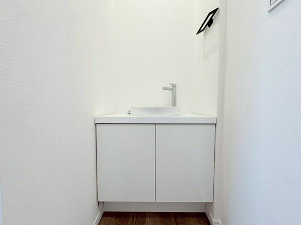 茅ヶ崎市東海岸南４丁目の新築一戸建の内装|洗面所とは別に２階に手洗い器があります！