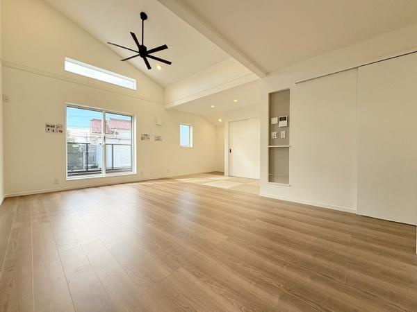 茅ヶ崎市東海岸南４丁目の新築一戸建の居間・リビング|リビング17.6帖！バルコニーに面していて日当たり良好です！