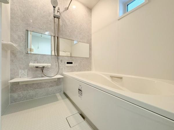 茅ヶ崎市東海岸南４丁目の新築一戸建の浴室|ゆったりとくつろげる、一日の疲れを癒やす空間ですね。