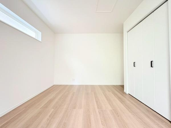 茅ヶ崎市東海岸南４丁目の新築一戸建の寝室|寝室７帖！収納付きです。