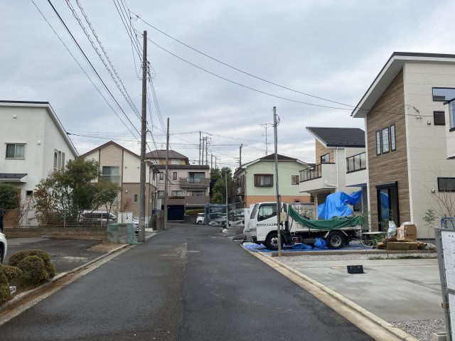 都筑区東山田２期　新築戸建 2号棟の前面道路含む現地写真