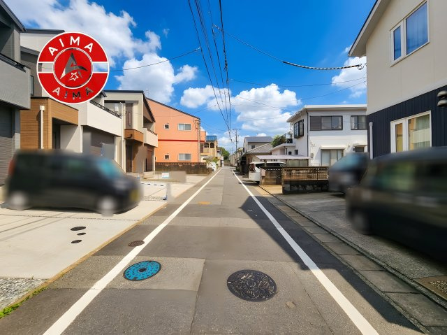 春日市須玖南7丁目第1-3棟（2号棟）の前面道路含む現地写真|前面道路は閑静な住宅地をはしる車通りの少ない道路。お車の出し入れが苦手なママや小さなお子様にも安心ですね。しっかり舗装もされているので、ベビーカーや自転車で通っても快適に通行できます。