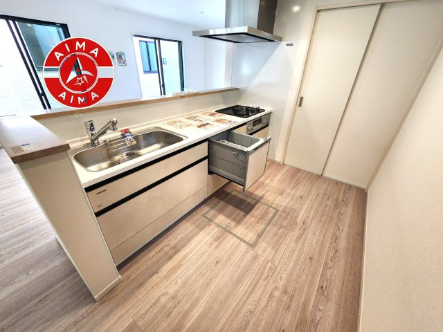 春日市須玖南7丁目第1-3棟（2号棟）のキッチン|ダイニングテーブルへの配膳がラクラク、お料理はかどるカウンター付きシステムキッチン！