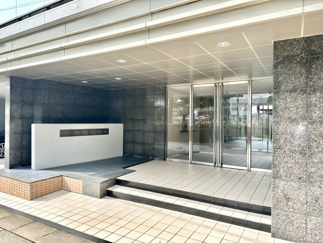 プラウド藤が丘のエントランス