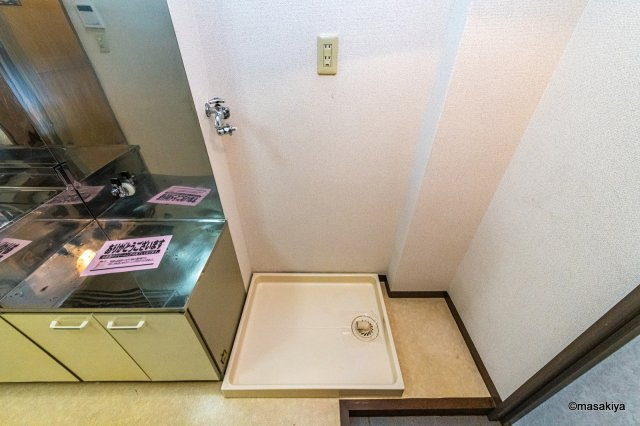 ブラウンヒルズ2番館の洗面所|洗濯機置き場