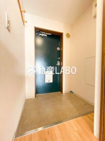 メゾンドーム三軒家の玄関