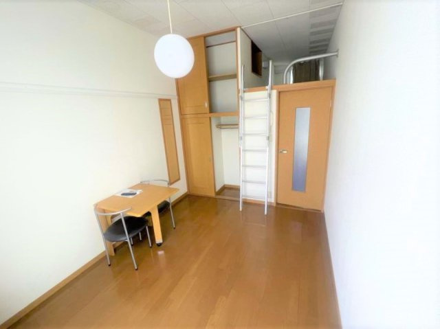 レオパレスＡｎｇｅｌｓⅡの居間・リビング|ワイドな窓にて明るいお部屋