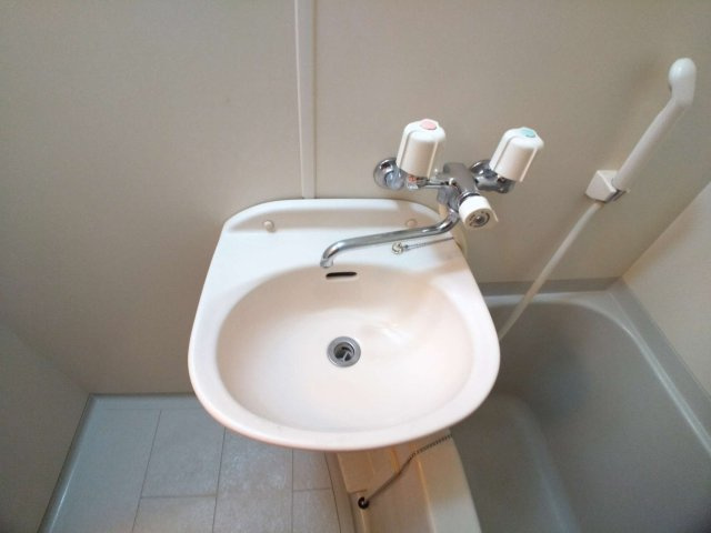 レオパレスクオーレの内装|鏡を備え　準備のしやすい洗面台