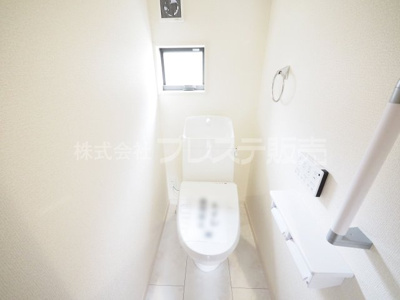 【トイレ】 | 奈良市菅原町の新築一戸建 全７区画 | 現地写真（４号地１階トイレ）温水洗浄便座を標準装備！