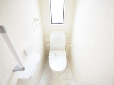 【トイレ】 | 奈良市菅原町の新築一戸建 全７区画 | 現地写真（４号地２階トイレ）温水洗浄便座を標準装備！