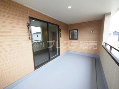 【バルコニー】 | 奈良市菅原町の新築一戸建 全７区画 | 現地写真（４号地インナーバルコニー）急な雨にも安心の大型屋根付きインナーバルコニーを配置しました！