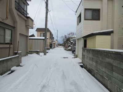 【前面道路含む現地写真】 | 弘前市大字栄町・中古住宅
