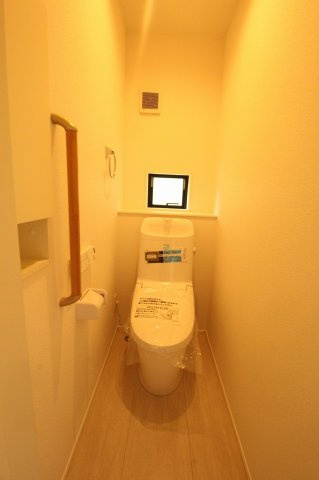 土佐市高岡町甲　新築戸建  1号棟【太陽光発電システム　8.37kw】のトイレ|1F