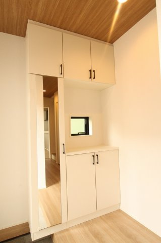 土佐市高岡町甲　新築戸建  1号棟【太陽光発電システム　8.37kw】の収納|玄関収納