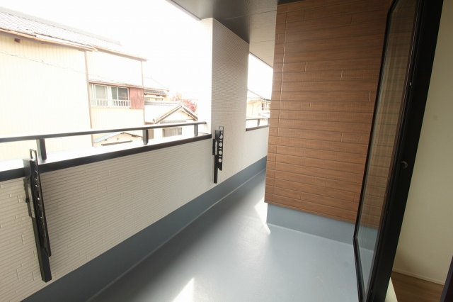 土佐市高岡町甲　新築戸建  1号棟【太陽光発電システム　8.37kw】のバルコニー|2F　南東の部屋　6.75帖