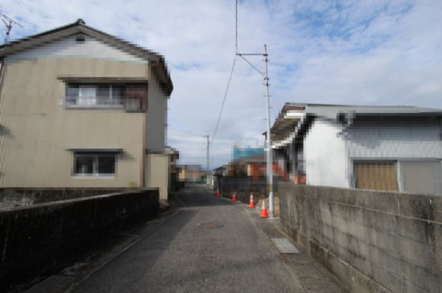 土佐市高岡町甲　新築戸建  1号棟【太陽光発電システム　8.37kw】の前面道路含む現地写真