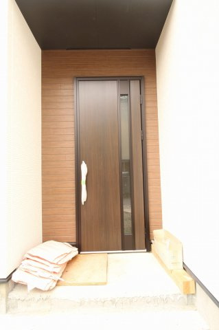 土佐市高岡町甲　新築戸建  1号棟【太陽光発電システム　8.37kw】の玄関
