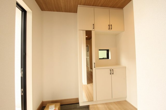 土佐市高岡町甲　新築戸建  1号棟【太陽光発電システム　8.37kw】の収納|玄関収納