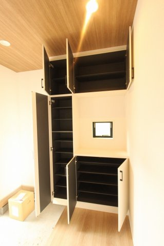 土佐市高岡町甲　新築戸建  1号棟【太陽光発電システム　8.37kw】の収納|玄関収納