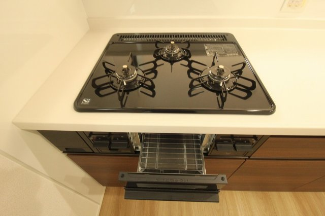土佐市高岡町甲　新築戸建  1号棟【太陽光発電システム　8.37kw】のキッチン|３口コンロ＆グリル