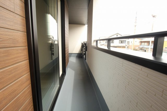 土佐市高岡町甲　新築戸建  1号棟【太陽光発電システム　8.37kw】のバルコニー|2F　南の部屋　6.0帖