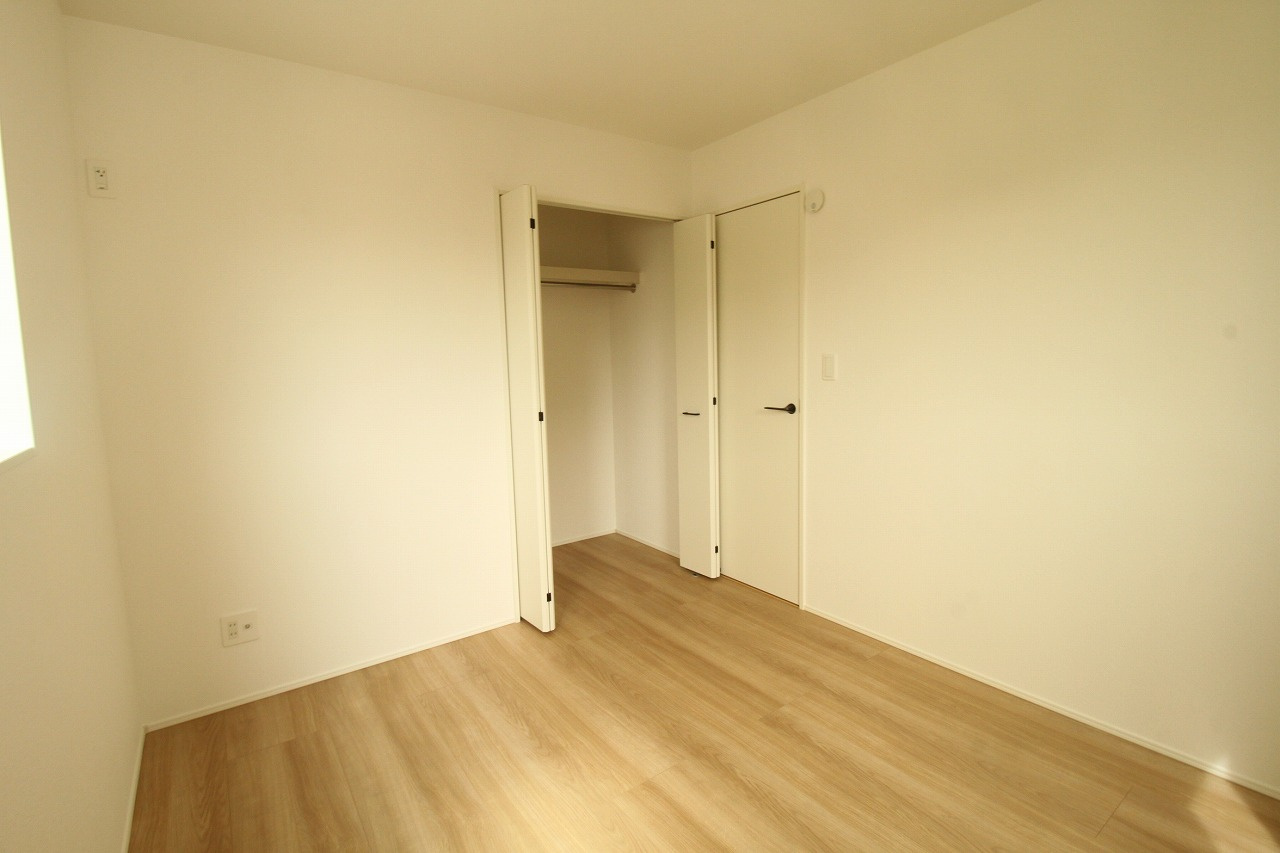 土佐市高岡町甲　新築戸建  1号棟【太陽光発電システム　8.37kw】の洋室|2F　南西の部屋　5.25帖