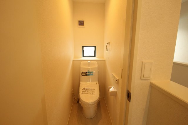 土佐市高岡町甲　新築戸建  1号棟【太陽光発電システム　8.37kw】のトイレ|2F