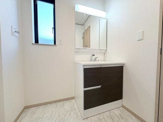 【独立洗面台】 | 新座市栄3丁目　新築一戸建住宅　全5棟　(保谷店) | 洗面台には大きく見やすい三面鏡が付いているので、身支度がスムーズに行えます。