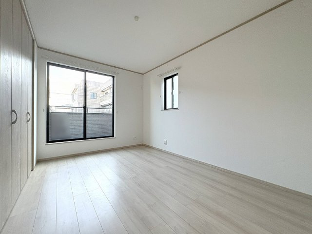 【寝室】 | 新座市栄3丁目　新築一戸建住宅　全5棟　(保谷店) | 2階6.75帖/落ち着いた色味のクロスとフローリングでほっと一息つける空間。