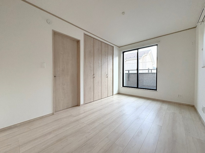 【寝室】 | 新座市栄3丁目　新築一戸建住宅　全5棟　(保谷店) | 2階6.75帖/落ち着いた色味のクロスとフローリングでほっと一息つける空間。