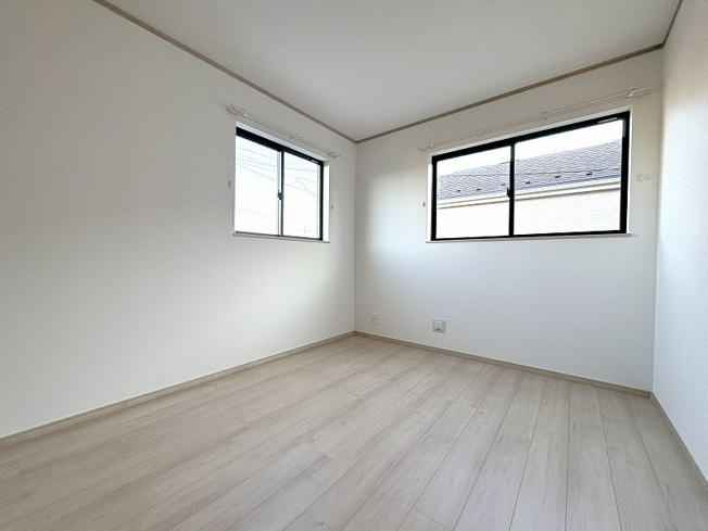 【洋室】 | 新座市栄3丁目　新築一戸建住宅　全5棟　(保谷店) | 2階5.25帖東側/さまざまな家具を取り入れやすいナチュラルな内装。
