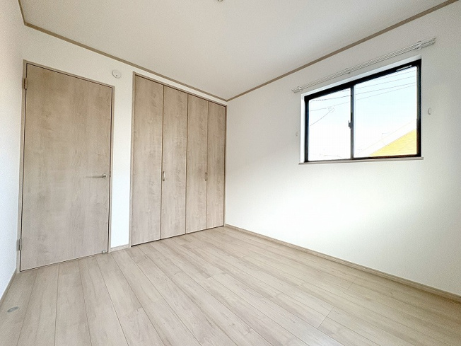 【洋室】 | 新座市栄3丁目　新築一戸建住宅　全5棟　(保谷店) | 2階5.25帖東側/さまざまな家具を取り入れやすいナチュラルな内装。