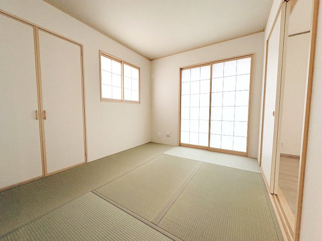 【和室】 | 新座市栄3丁目　新築一戸建住宅　全5棟　(保谷店) | 1階5.2帖/横になってくつろいだり、お子様と遊んだり、お客様を迎えたりと様々な場面で活躍する和室。