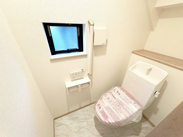 【トイレ】 | 新座市栄3丁目　新築一戸建住宅　全5棟　(保谷店) | 温水洗浄機能付で清潔感のあるトイレ。