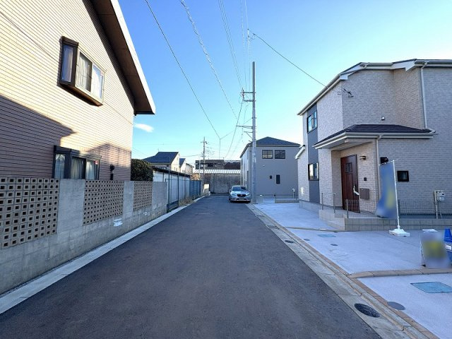 【前面道路含む現地写真】 | 新座市栄3丁目　新築一戸建住宅　全5棟　(保谷店) | スーパー・コンビニ・ドラッグストアが徒歩10分圏内にあり、お買い物もラクラク。
