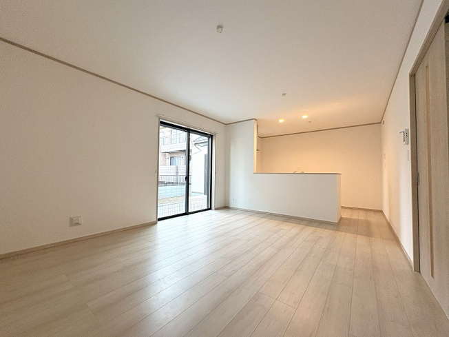【居間・リビング】 | 新座市栄3丁目　新築一戸建住宅　全5棟　(保谷店) | 暮らしの中心となるリビングは、ご家族で心地良く過ごせる空間に。