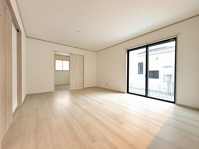 【居間・リビング】 | 新座市栄3丁目　新築一戸建住宅　全5棟　(保谷店) | 木目調のフローリングが美しく、暖かなぬくもりを感じられます。