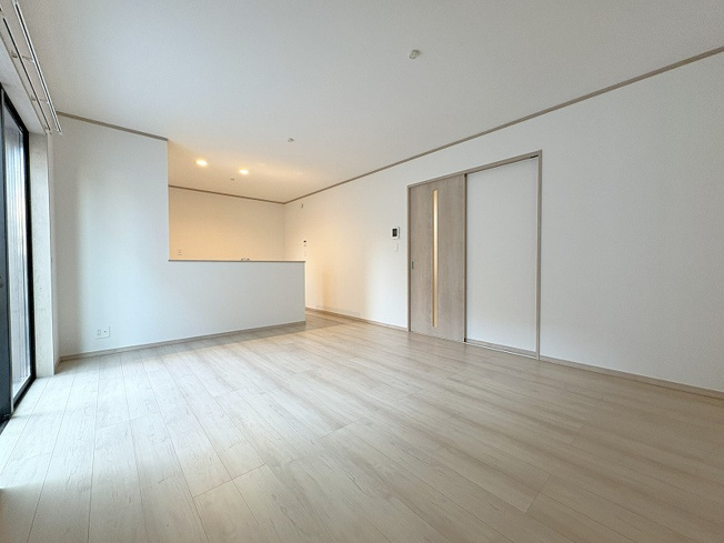 【居間・リビング】 | 新座市栄3丁目　新築一戸建住宅　全5棟　(保谷店) | 対面式キッチンを採用していることで開放感があり、お子様にも目が届きやすいです。