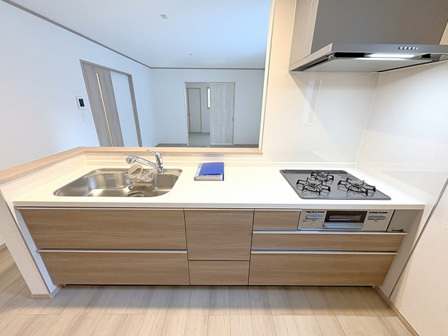 【キッチン】 | 新座市栄3丁目　新築一戸建住宅　全5棟　(保谷店) | キッチンで作業しつつ、ご家族との会話を楽しめる対面式キッチン。