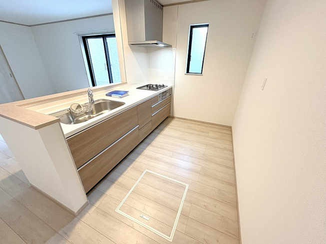 【キッチン】 | 新座市栄3丁目　新築一戸建住宅　全5棟　(保谷店) | 足元には床下収納があり、調味料ストックもスッキリと片付きます。