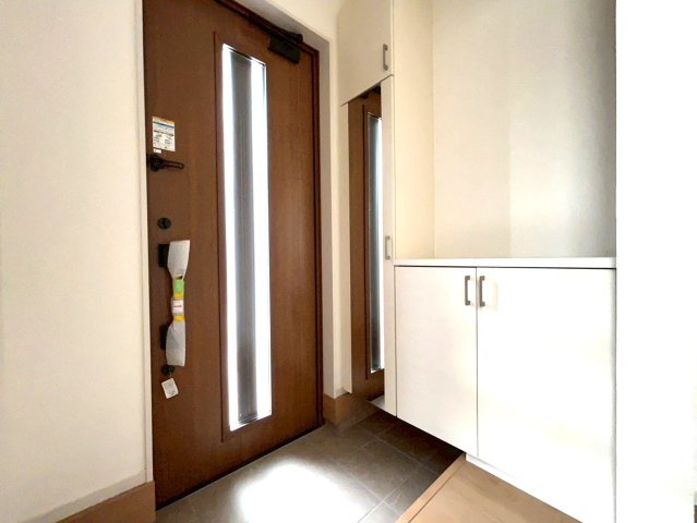 新築戸建　一宮市木曽川町5期　全4区画分譲の玄関|大容量のシューズ収納付きで玄関周りもすっきり！玄関ドアからの光が玄関ホールを明るくしてくれます。