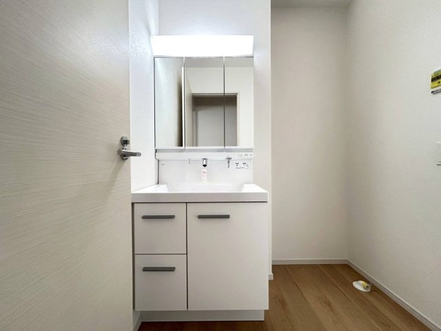 新築戸建　一宮市木曽川町5期　全4区画分譲の独立洗面台|床材に受ける様々な傷や、温度・湿度変化によるクラックの発生を大幅に抑える特殊加工を施工済み。