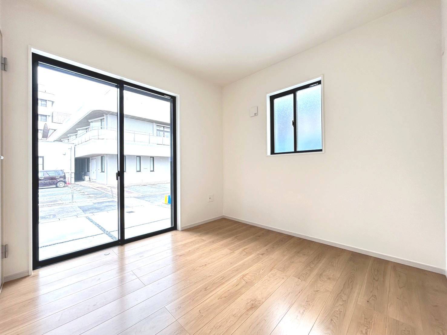 新築戸建　一宮市木曽川町5期　全4区画分譲の洋室|建具やクロスなどをトータルデザインでコーディネートしており、室内に落ち着きと安らぎを与えてくれます。