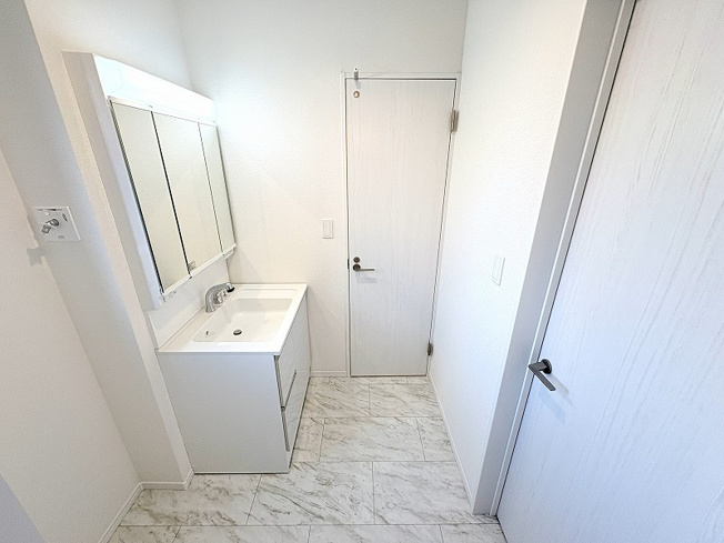 【独立洗面台】 | 新座市栄3丁目　新築一戸建住宅　全5棟　(保谷店) | 洗面台には大きく見やすい三面鏡が付いているので、身支度がスムーズに行えます。