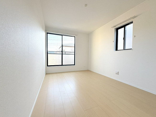 【寝室】 | 新座市栄3丁目　新築一戸建住宅　全5棟　(保谷店) | 2階6.5帖/落ち着いた色味のクロスとフローリングでほっと一息つける空間。