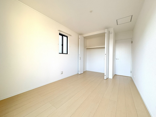 【寝室】 | 新座市栄3丁目　新築一戸建住宅　全5棟　(保谷店) | 2階6.5帖/落ち着いた色味のクロスとフローリングでほっと一息つける空間。