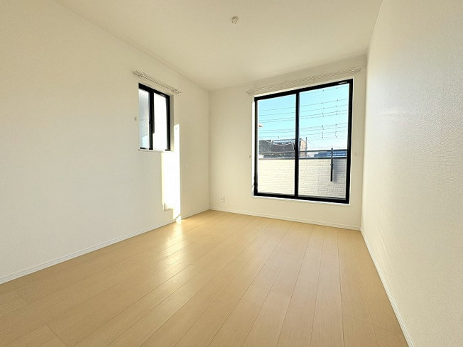 【洋室】 | 新座市栄3丁目　新築一戸建住宅　全5棟　(保谷店) | 2階5.75帖/さまざまな家具を取り入れやすいナチュラルな内装。