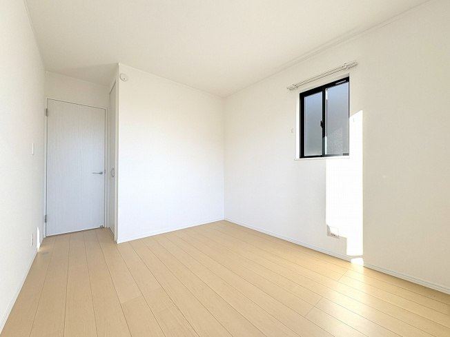 【洋室】 | 新座市栄3丁目　新築一戸建住宅　全5棟　(保谷店) | 2階5.75帖/さまざまな家具を取り入れやすいナチュラルな内装。