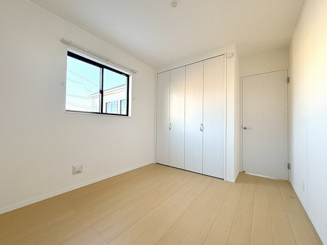 【子供部屋】 | 新座市栄3丁目　新築一戸建住宅　全5棟　(保谷店) | 2階5.25帖北東側/全居室に収納スペースが備わりお部屋を広々お使いいただけます。